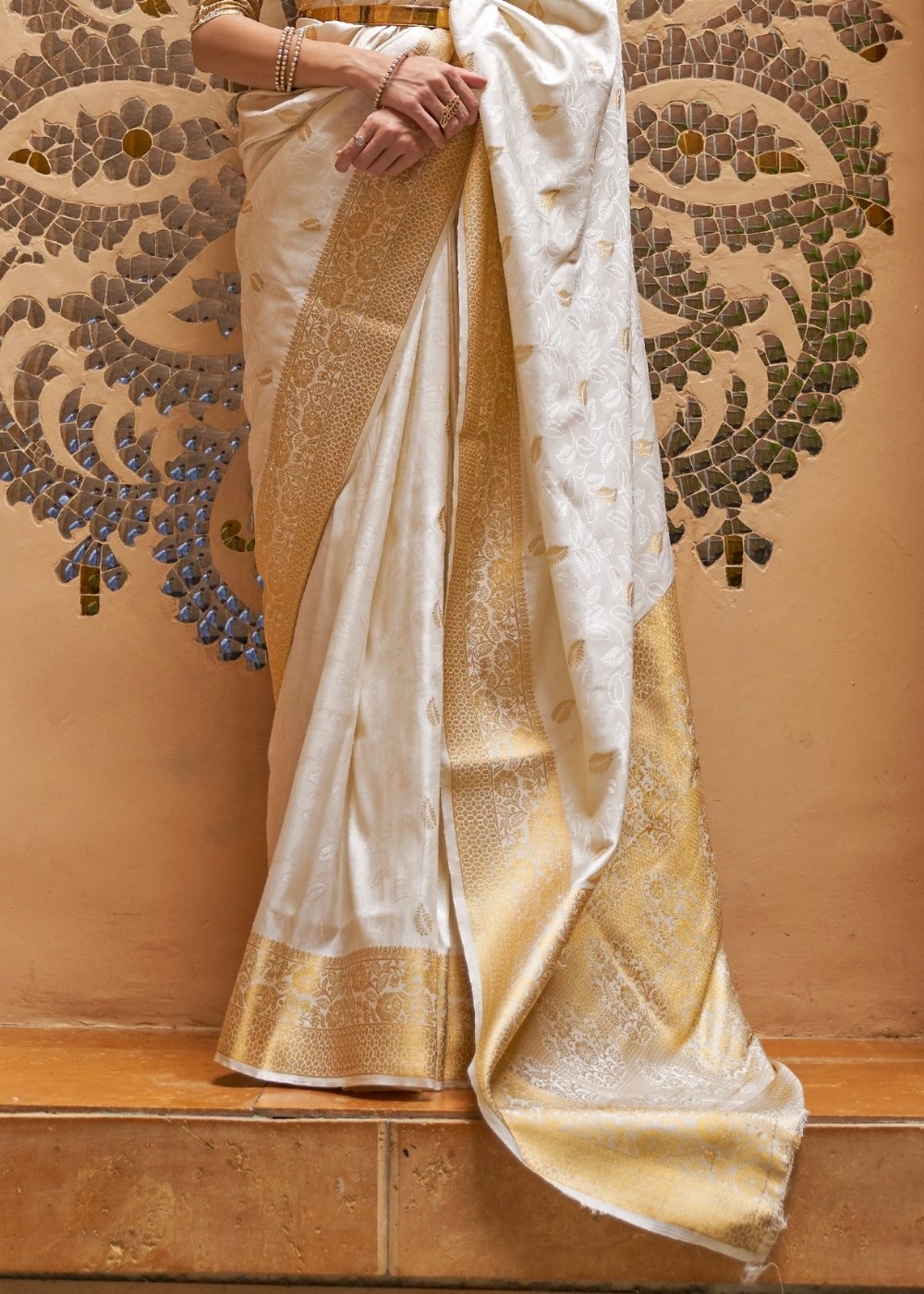 Daisy White Woven Kanjivaram Silk Saree : Top Pick - Colorful Saree