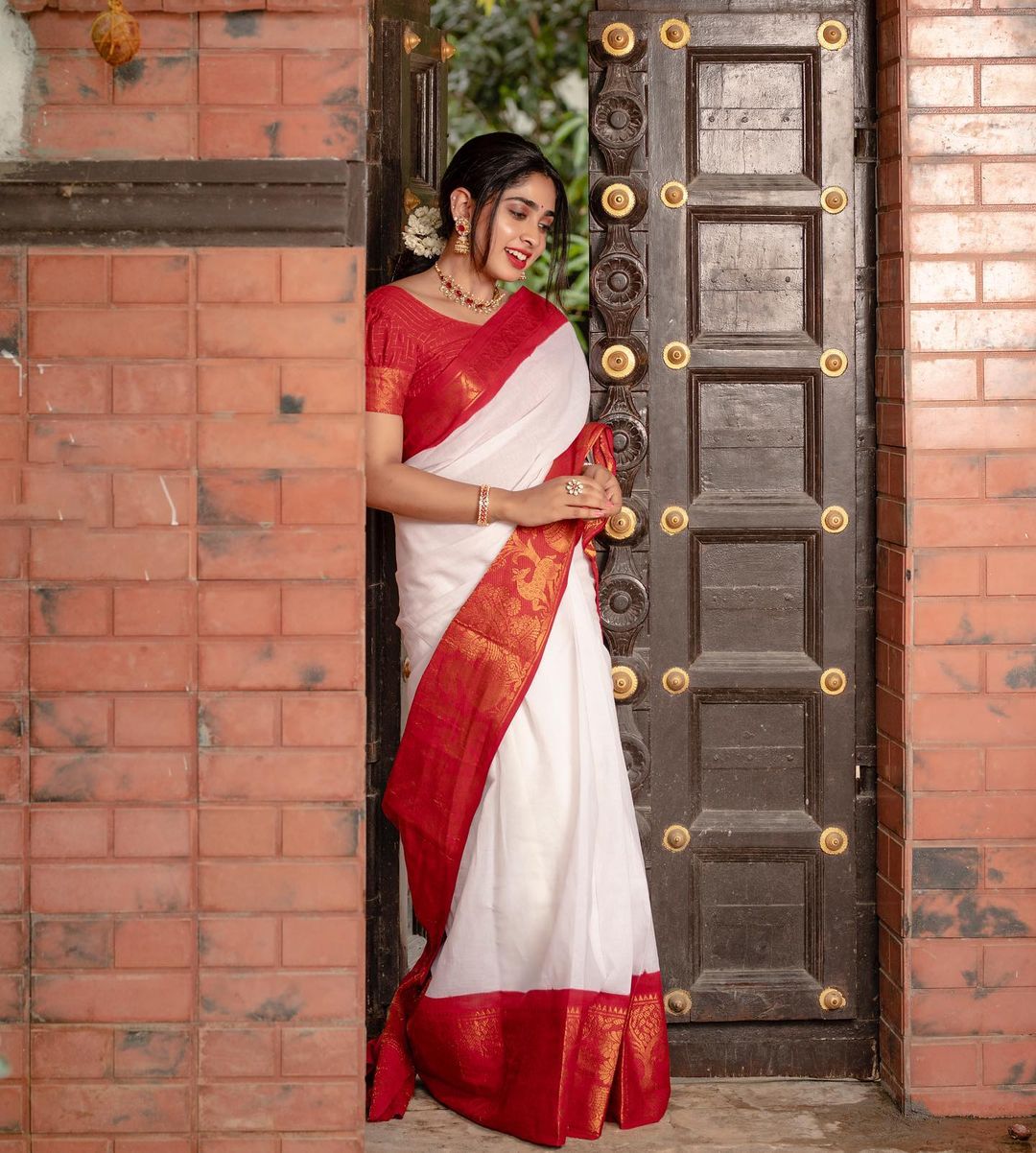 Mesmeric White Soft Silk Saree With Snappy Blouse Piece - Colorful Saree