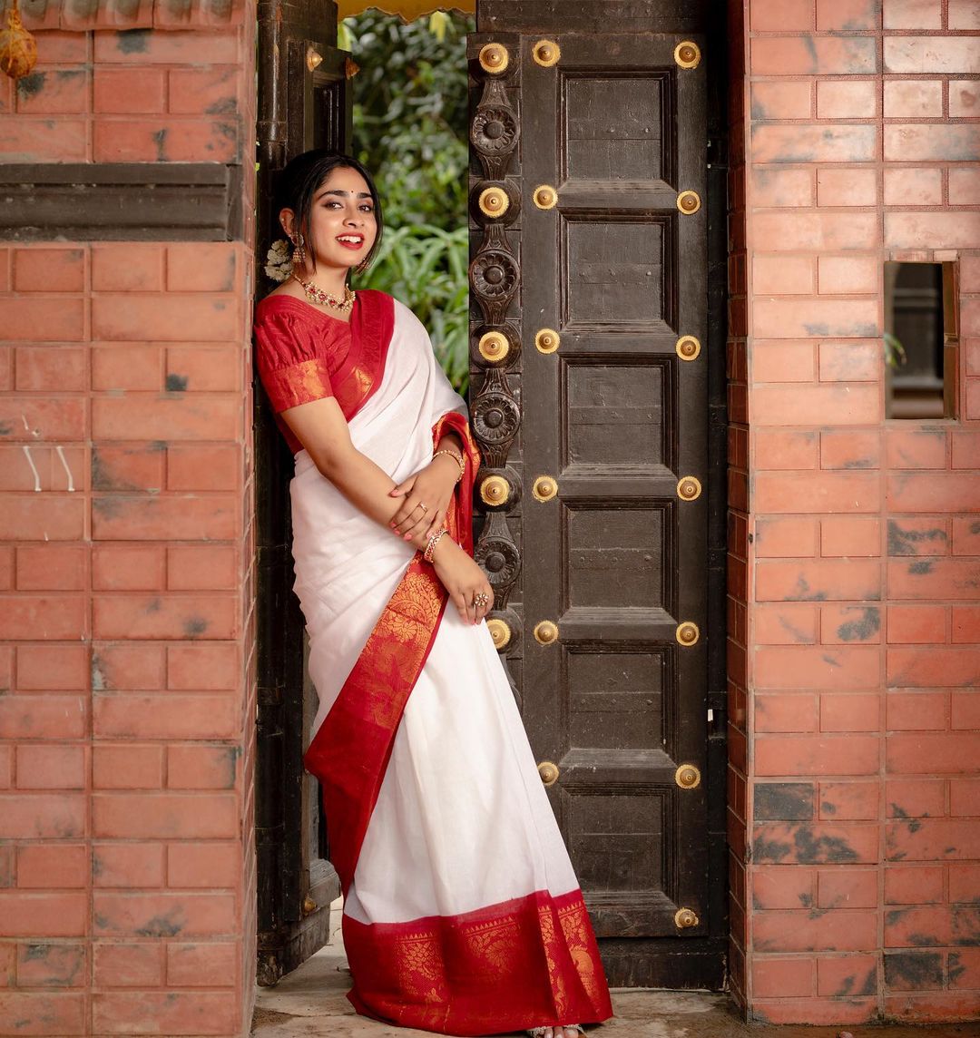 Mesmeric White Soft Silk Saree With Snappy Blouse Piece - Colorful Saree